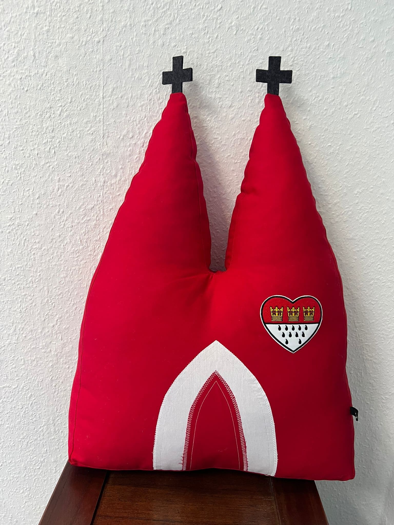 Domkissen mit Herz-Wappen